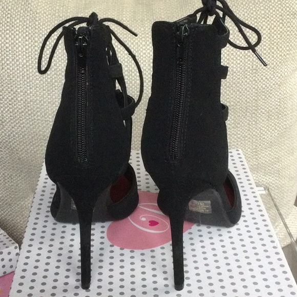 Black heels - Picture 4 of 6